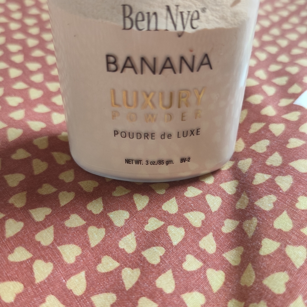 Ben Nye Banana Luxury Powder - Picture 2 of 3